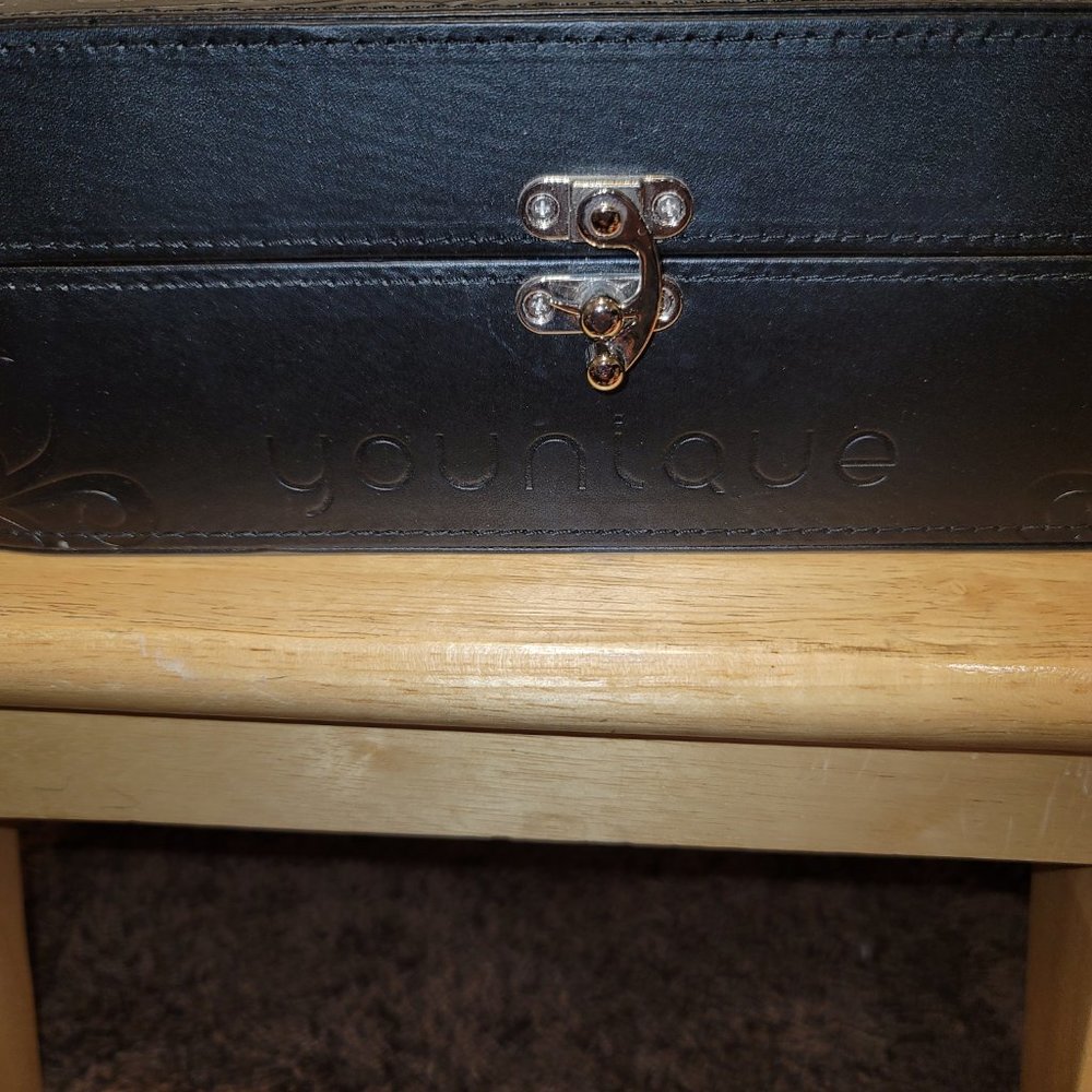 Younique Box - Picture 2 of 3